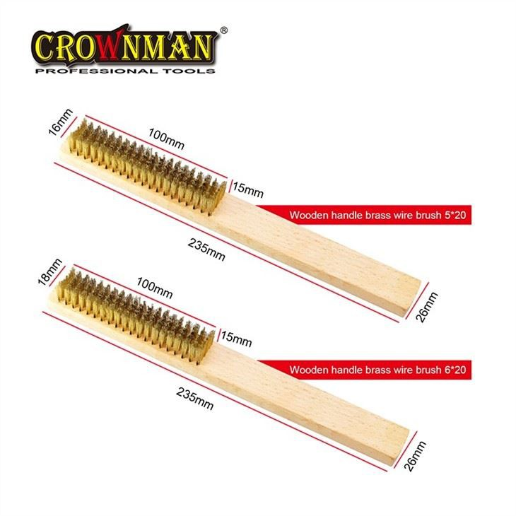 Brosse métallique en laiton avec manche en bois