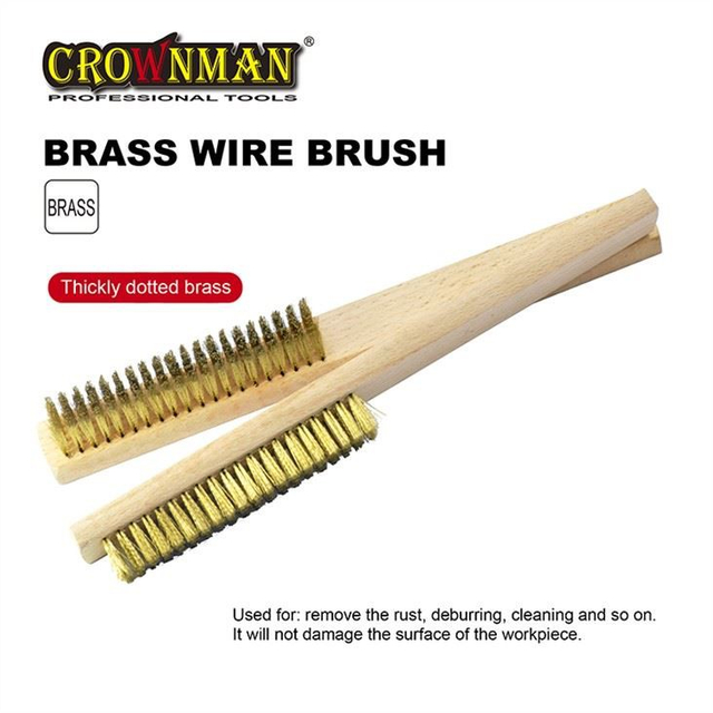 Brosse métallique en laiton avec manche en bois