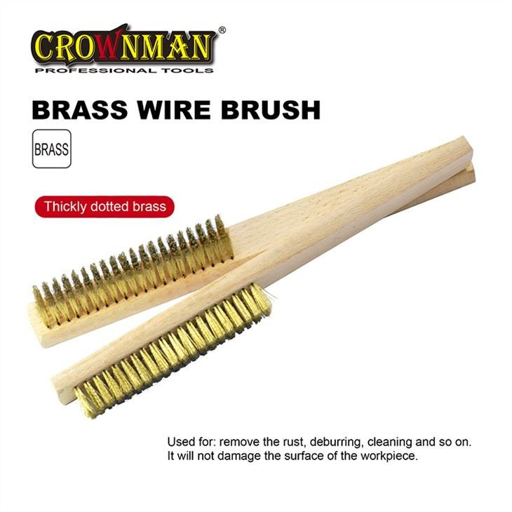 Brosse métallique en laiton avec manche en bois